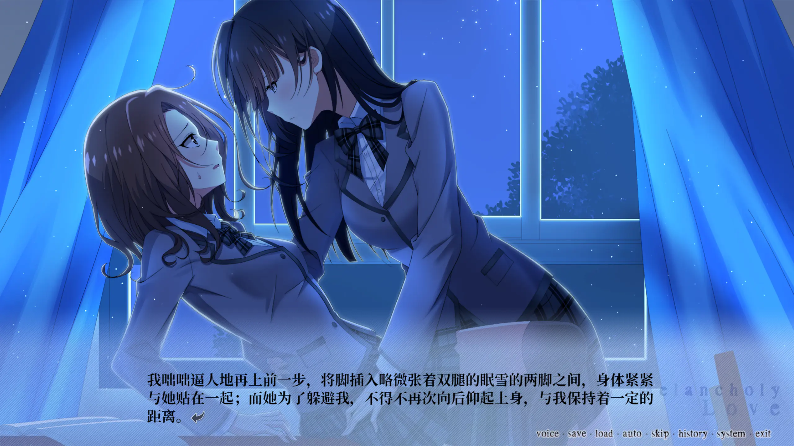 夜色里,她俯身把对方逼到墙边,两人贴得极近