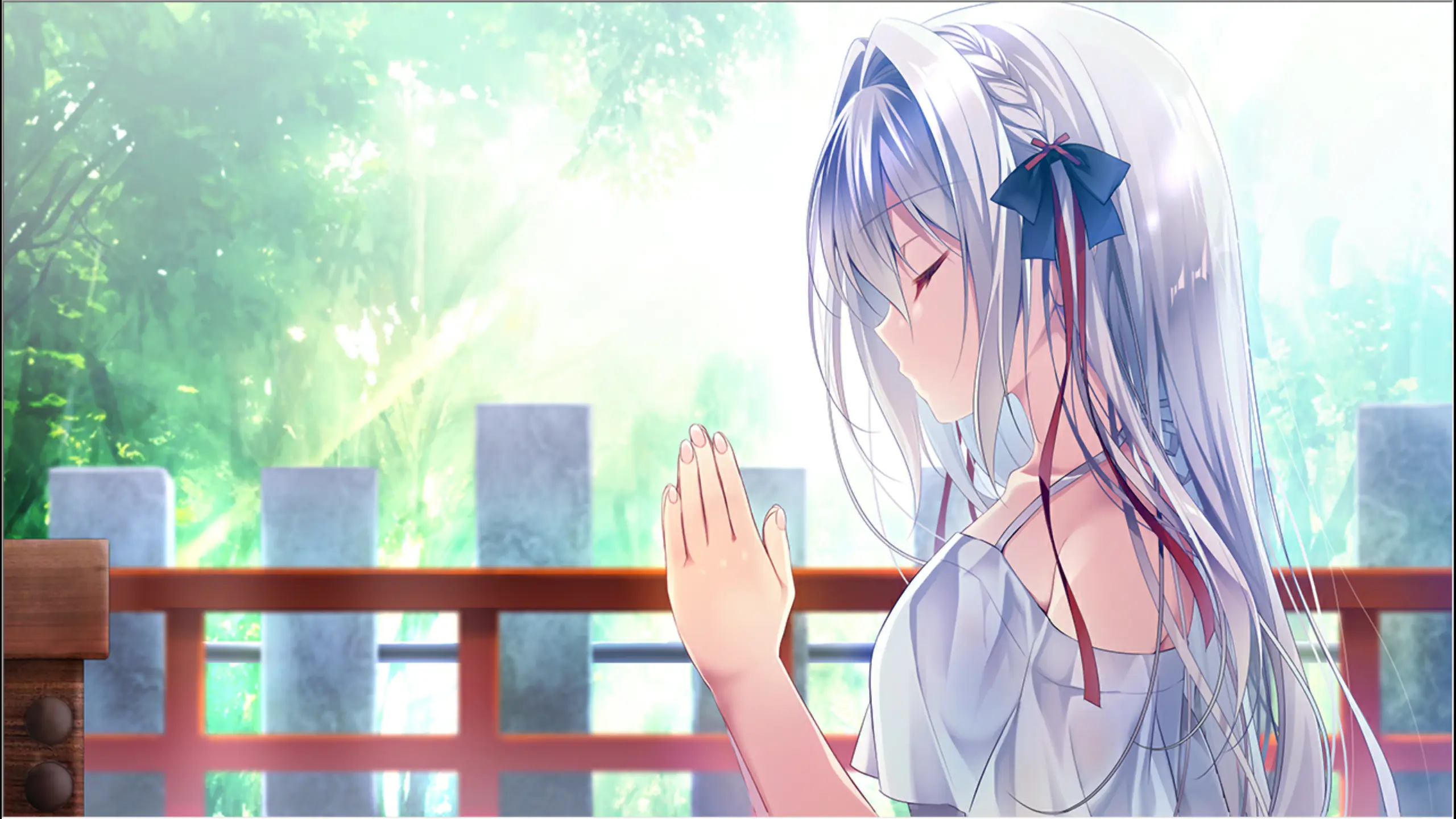 神社里,弥命闭上眼睛认真祈愿